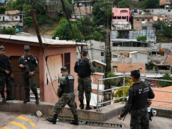 Miembros de la Policía Militar del Orden Público (PMOP) realizan operativo en zonas controladas por el Barrio 18 y Mara Salvatrucha (MS-13), el 15 de noviembre de 2017 / AFP PHOTO / Orlando SIERRA