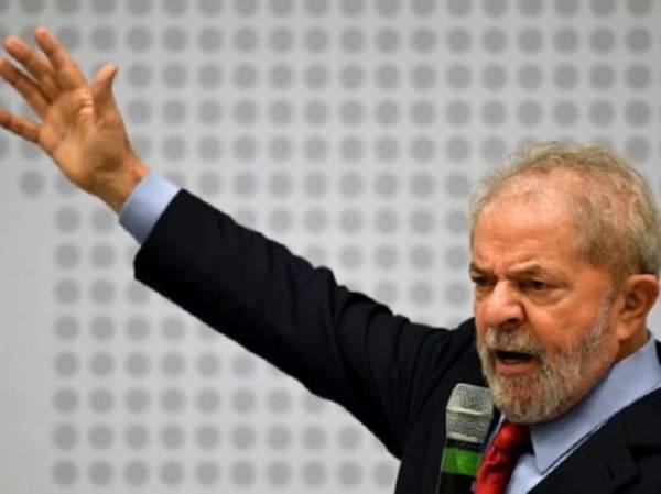 Former Brazilian President (2003-2010) Luiz Inacio Lula da Silva delivers a speech during a seminar on 'Strategies for the Brazilian Economy' promoted by the Workers' Party in Brasilia, on April 24, 2017. Lula da Silva, who faces allegations of involvement in the Odebratch scandal, had his graft probe testimony postponed to May 10. / AFP PHOTO / EVARISTO SA