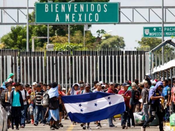 (181025) -- CHIAPAS, octubre 25, 2018 (Xinhua) -- Personas esperan para cruzar el puente fronterizo entre Guatemala y México que se encuentra cerrado, en Ciudad Hidalgo, estado de Chiapas, México, el 25 de octubre de 2018. Miles de migrantes centroamericanos, principalmente hondureños, mantuvieron el jueves su paso por territorio mexicano en su camino hacia la frontera con Estados Unidos. Los migrantes, se empeñan en buscar mejores oportunidades de vida en Estados Unidos. (Xinhua/Francisco Cañedo) (fc) (da) (vf)