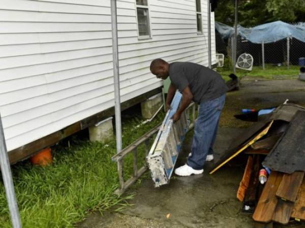 Chester Lastie, de 56 años, quien sobrevivió al huracán Katrina, se prepara para capear la tormenta en su casa en el vecindario inferior del noveno distrito de Nueva Orleans, Louisiana, el 29 de agosto de 2021 antes de la llegada del huracán Ida. - El huracán Ida se actualizó a una tormenta de categoría 4, ya que se mantuvo en curso para golpear Nueva Orleans con vientos máximos sostenidos que alcanzan las 140 millas (225 kilómetros) por hora, dijo el domingo el Centro Nacional de Huracanes de EE. UU. Ida debía tocar tierra el domingo, 16 años después del día en que el huracán Katrina devastó la ciudad del sur de Estados Unidos, inundó el 80 por ciento de Nueva Orleans y dejó 1.800 víctimas y miles de millones de dólares en daños. (Foto de Patrick T.FALLON / AFP)