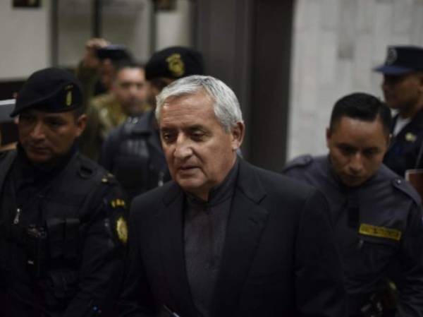 Former Guatemalan president Otto Perez Molina leaves Guatemala City's court after he was ordered to stand trial on corruption charges, on October 27, 2017.Perez is charged with racketeering, illicit enrichment and fraud as leader of a multimillion dollar scheme involving the Central American country's customs duty system, said Judge Miguel Angel Galvez. / AFP PHOTO / Johan ORDONEZ