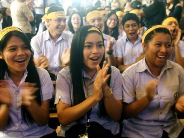 Catholic faithfuls celebrate the appointment of Salvadorean Gregorio Rosa Chavez as cardinal at San Francisco's church in San Salvador on June 28, 2017 as they watch in a screen the consistory led by Pope Francis in the Vatican.Four of the five new 'Princes of the Church' come from countries that have never had a cardinal before: El Salvador, Laos, Mali and Sweden. The fifth is from Spain. / AFP PHOTO / Marvin RECINOS