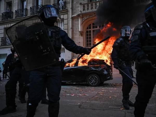 <i>Los mayores incidentes de esta jornada se registraron en Francia, donde fueron incendiados automóviles y edificios públicos. (Foto: EFE)</i>