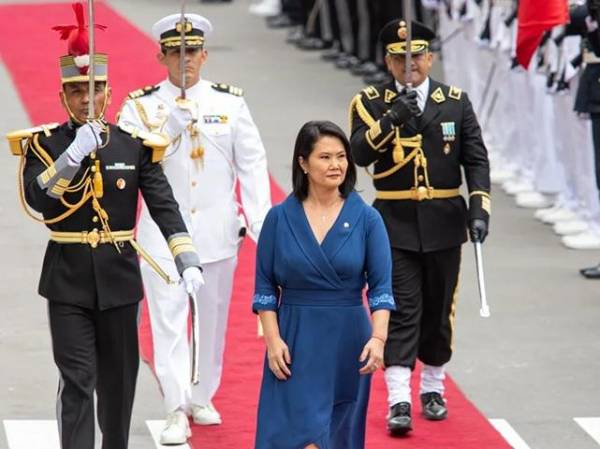 Fujimori juró el cargo de presidenta con el compromiso de preservar la soberanía nacional, la libertad y la democracia. (Foto: EFE)