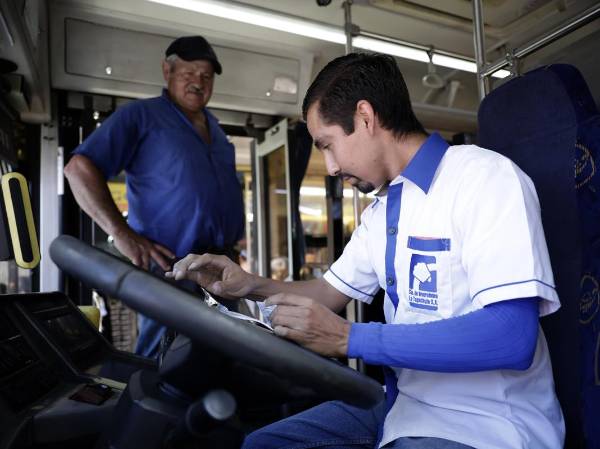 El conductor Irving Ayala salió de El Salvador con el objetivo de aprender una cultura nueva y acumular experiencia como conductor de autobús en Costa Rica, formando parte de un proyecto de cooperación bilateral que ayuda a enfrentar la escasez de personal para esos puestos y convertirse en un ejemplo regional. EFE/ Jeffrey Arguedas
