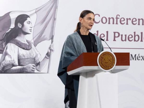 <i>Fotografía cedida por la Presidencia de México de la subsecretaria de Desarrollo Cultural Marina Núñez, hablando durante una rueda de prensa este viernes, en el Palacio Nacional de la Ciudad de México (México). El Gobierno de México presentó un ambicioso programa para impulsar las artesanías, con la creación de un atlas, estrategias de comercialización y un esquema de exportación temporal para fortalecer la economía de los pueblos originarios. EFE/ Presidencia de México</i>