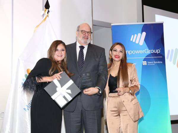 <i>Jorge Canahuati Larach, presidente de Grupo OPSA, recibe el reconocimiento por su trayectoria empresarial y su aporte al desarrollo de Honduras y Centroamérica. Foto de cortesía </i>