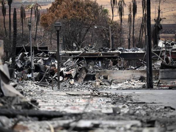 <i>Los daños por incendio son imágenes de las visitas del presidente estadounidense Joe Biden (fuera de marco) a un área devastada por incendios forestales en Lahaina, Hawaii, el 21 de agosto de 2023. (Foto de Mandel NGAN / AFP)</i>