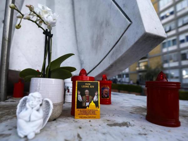 <i>Mientras se repone de la operación a un pulmón, el Papa pidió a Putin una tregua humanitaria que permita asistir y evacuar a civiles de la ciudad ucraniana de Oleshky. (Foto: EFE)</i>