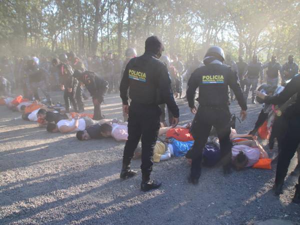 <i>Agentes del Grupo Élite de la PNC de Guatemala retomaron el control de la cárcel Renovación I, Escuintla. También, liberaron a los guardias penitenciarios que permanecían como rehenes, producto del amotinamiento. Foto de cortesía</i>