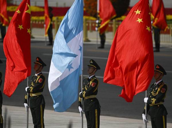 <i>ARCHIVO. Los guardias de honor chinos se preparan para la llegada de la presidenta de Honduras, Xiomara Castro, y el presidente de China, Xi Jinping, durante una ceremonia de bienvenida frente al Gran Salón del Pueblo en Beijing el 12 de junio de 2023. (Foto de WANG Zhao / POOL / AFP)</i>