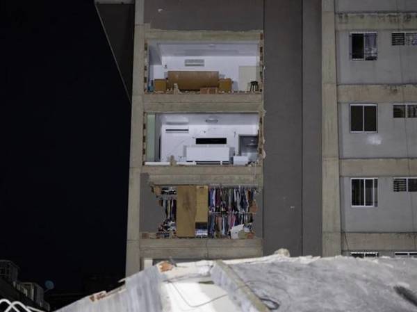 Muchos edificios de la capital venezolana perdieron la fachada en cuestión de segundos. Los dobletes sismicos afectan <b>longitudes de 150 km de ruptura, por unos 20 o 40 km de ancho. (Foto: EFE)</b>
