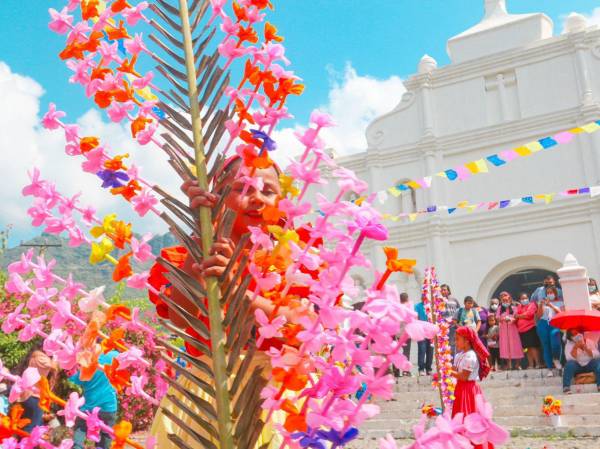 <i>El Salvador, que participa por primera vez, propone La Hermandad de las Flores y las Palmas (religiosa). Foto de cortesía</i>