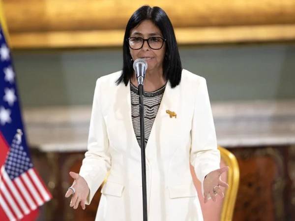 <i>La comunidad internacional (con EE.UU y la OEA a la cabeza) respaldan el regreso de María Corina Machado, por lo que a Delcy Rodríguez comienza a correr el reloj para que llame a elecciones en Venezuela. (Foto: EFE)</i>