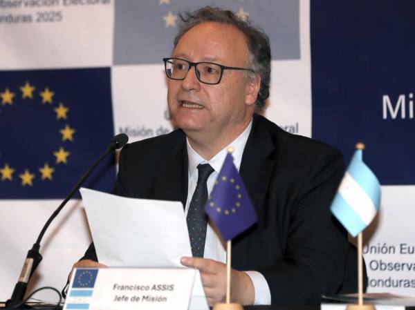 <i>El jefe de la Misión de Observación Electoral de la Unión Europea (MOE-UE) en Honduras, Francisco Asís, habla en una rueda de prensa en Tegucigalpa (Honduras). . EFE/ Gustavo Amador</i>
