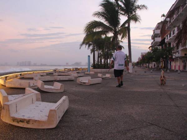 <i>Un turista observa las bancas de concreto arrancadas por los vientos turbulentos de un huracán en Puerto Vallarta (México). Fotografía de archivo. EFE/ Javier Pérez</i>