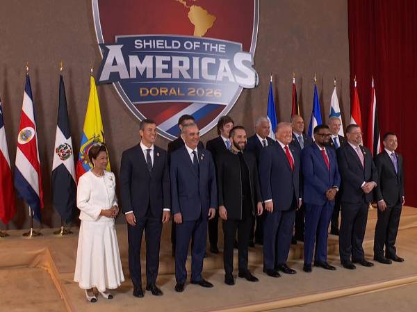 <i>Captura de video de una transmisión de La Casa Blanca del presidente de EE.UU., Donald Trump (c), posando de izquierda a derecha (atrás): los presidentes de, Bolivia, Rodrigo Paz, de Argentina, Javier Milei; de Panamá José Raúl Mulino, de Honduras, Nasry Asfura yel presidente electo de Chile, José Antonio Kast , abajo de izquierda a derecha; la primera ministra de Trinidad y Tobago, Kamla Persad-Bissessar; el presidente de Paraguay, Santiago Peña; el presidente de República Dominicana, Luis Abinader; el presidente de El Salvador, Nayib Bukele; el presidente de Guyana, Irfaan Ali; el presidente de Costa Rica, Rodrigo Chaves, y el presidente de Ecuador Daniel Noboa este sábado en Miami (EE.UU.). La cumbre convocada por Trump bautizada como ‘Escudo de las Américas’, busca consolidar el liderazgo de Washington en América Latina y contrarrestar la creciente influencia de China en la región. EFE/ La Casa Blanca </i>