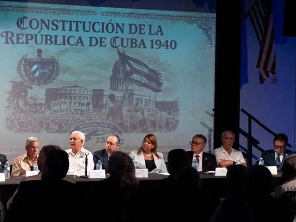<b>La recuperación de los principios fundamentales de la Constitución de 1940 servirá de marco para una transición democrática basada en instituciones legítimas, asegura la diáspora cubana. (Foto: EFE)</b>