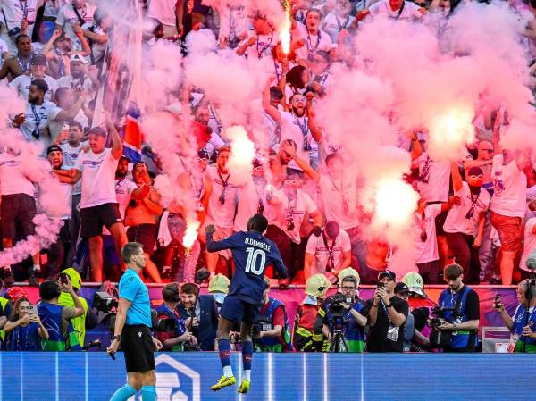 <i>Ousmane Dembele durante el partido Final de la Liga de Campeones UEFA entre Paris Saint-Germain y Arsenal en el estadio Puskas Arena en Budapest, Hungría. EFE/EPA/Robert Hegedus</i>