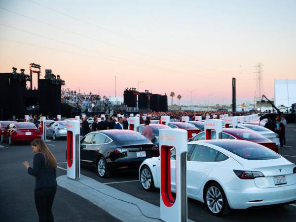 <i>Tesla, que ha enfrentado una desaceleración en las ventas de vehículos, opera robotaxis en Austin, Dallas y Houston. Foto de cortesía</i>