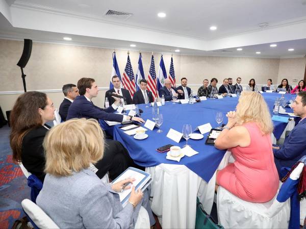 <i>El Subsecretario Caleb Orr se reunió con la Ministra de Economía, Maria Luisa Hayem , para conversar sobre nuevas oportunidades de colaboración que permitan al sector privado estadounidense impulsar el crecimiento económico y tecnológico de El Salvador. Foto de cortesía</i>