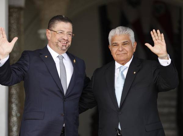 Fotografía de archivo, tomada el pasado 23 de agosto, del presidente de Costa Rica, Rodrigo Chaves Robles (i), junto a su homólogo de Panamá, José Raúl Mulino, en Ciudad de Panamá (Panamá). EFE/Bienvenido Velasco