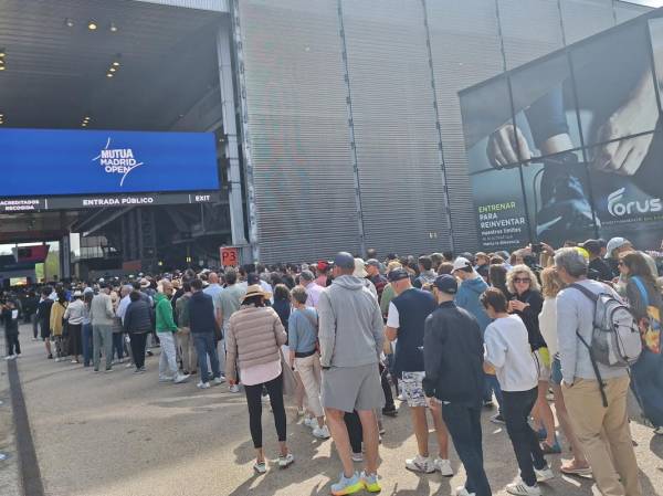 Aficionados hacen cola para acceder al recinto de la Caja Mágica de Madrid y asistir a los partidos que este martes se disputan, tras la reanudación de la jornada suspendida ayer por el apagón. EFE/ David Ramiro