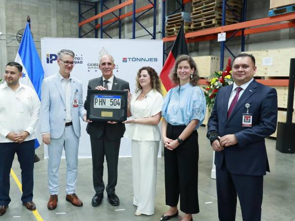 <i>El presidente de Honduras, Nasry Asfura, participó en el inicio de la fabricación de las placas, una etapa que marca el avance de las acciones gubernamentales para resolver la falta de estos dispositivos y normalizar su entrega a los automovilistas. Foto de cortesía</i>