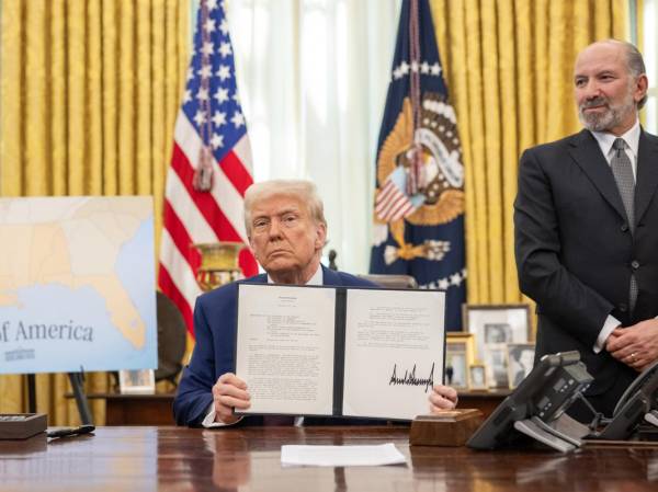<i>Fotografía cedida por La Casa Blanca donde aparece el presidente de Estados Unidos, Donald Trump (c), mostrando la orden ejecutiva sobre el aumento de aranceles el 13 de febrero de 2025 en el Despacho Oval de la Casa Blanca en Washington (EE.UU.). EFE/La Casa Blanca /SOLO USO EDITORIAL </i>