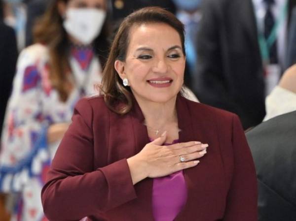 Honduran president-elect Xiomara Castro gestures after swearing in during her inauguration ceremony, in Tegucigalpa, on January 27, 2022. - Honduras president-elect Xiomara Castro swore in as the country's first woman president on Thursday, as confusion reigns over who will be head of congress during her four-year term. (Photo by Luis Acosta / AFP)