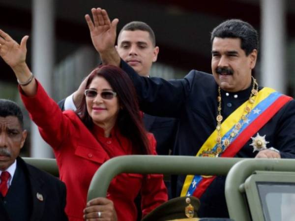 Nicolás Maduro junto a su esposa Cilia Flores durante un desfile militar en Caracas.