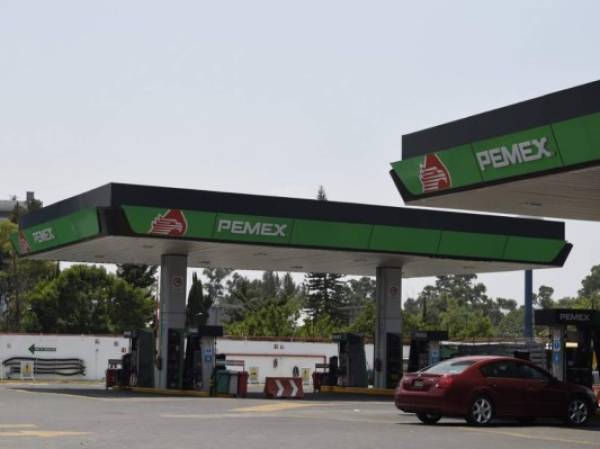 Picture taken at gas station of Mexico's state oil company Pemex, in Mexico City on April 20, 2020 during the coronavirus COVID-19 pandemic. - Oil prices ended New York trading in the negative on Monday for the first time ever, as a supply glut caused largely by the coronavirus pandemic's hit to demand, forced traders to pay others to take the commodity. With space to store oil scarce, US benchmark West Texas Intermediate for May delivery ended trading at -$37.63 a barrel ahead of Tuesday's close for futures contracts -- when traders who buy and sell the commodity for profit would have had to take physical posession of it. (Photo by Alfredo ESTRELLA / AFP)