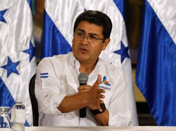 Honduran President Juan Orlando Hernandez answers questions during a press conference in Tegucigalpa on May 15, 2017. Hernandez announced there will be an investigation on the authorities of the prison sistem after 22 prisoners, all members of the Barrio 18 gang, escaped from the the National Penitentiary in Tamara late on May 11. / AFP PHOTO / ORLANDO SIERRA