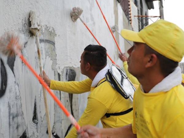 El Salvador: Borran grafitis que las pandillas usan para marcar territorio
