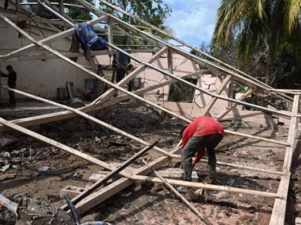 Trabajadores reparan una casa destruida durante los huracanes Eta e Iota en 2020 en el caserío El Buen Samaritano, municipio de La Lima, Departamento de Cortés, Honduras, el 8 de enero de 2021. La toma de posesión del futuro presidente estadounidense Joe Biden el 20 de enero de 2021, la novela La pandemia de coronavirus y los huracanes Eta e Iota -que en noviembre de 2020 dejaron bajo el agua gran parte del corazón industrial del país en el norte del Valle de Sula después de que lluvias torrenciales provocaron el desbordamiento de los caudalosos ríos Ulua y Chamelecon- están estimulando la migración desde Centroamérica hacia Estados Unidos.