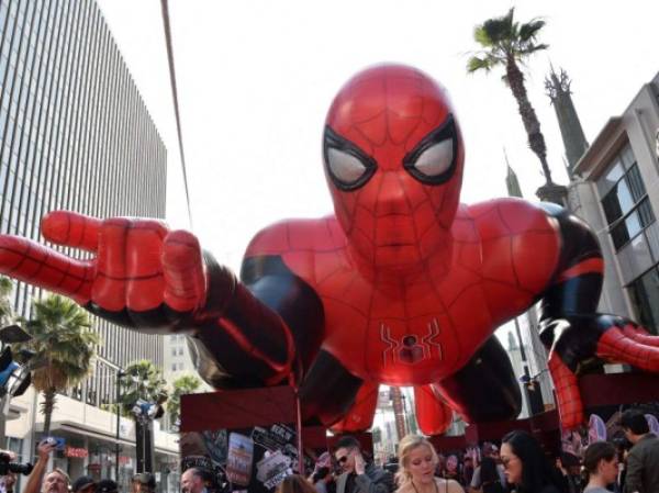 (FILES) In this file photo taken on June 26, 2019 A giant inflatable Spider-Man is displayed on the red carpet for the Spider-Man: Far From Home World premiere at the TCL Chinese theatre in Hollywood. - The hit new 'Spider-Man' became the first billion-dollar-grossing film of the pandemic era over the Christmas weekend, reaching the milestone while holding firmly to the North American box office top spot, industry watcher Exhibitor Relations said Sunday. (Photo by Chris Delmas / AFP)