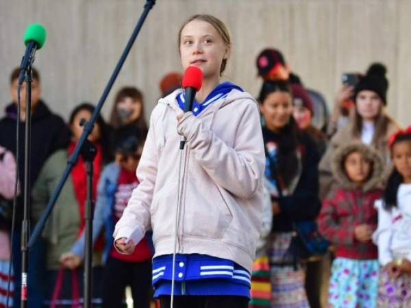 Swedish environment activist Greta Thunberg (C), 16, speaks during a 'FridaysForFuture' climate protest at Civic Center Park in Denver, Colorado, on October 11, 2019. (Photo by FREDERIC J. BROWN / AFP)