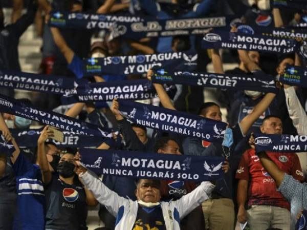 Supporters of Honduras' Motagua cheer for their team before the start of the Concacaf League second-leg semifinal football match against Canada's Forge FC, in Tegucigalpa on December 1st, 2021. (Photo by Orlando SIERRA / AFP)