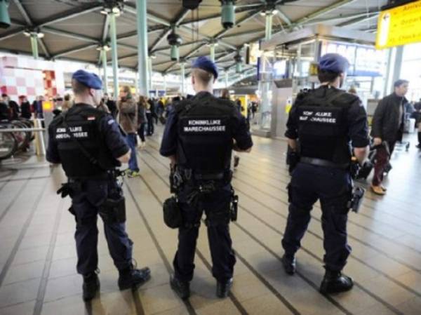 El aeropuerto de Bruselas ha sido tomado por la policía tras los atentados de hoy. (Foto: AFP).