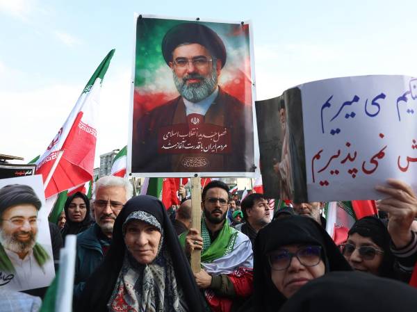 <i>El nuevo líder supremo de Irán, Mojtaba Jameneí, afirmó este jueves en su primer mensaje a la nación que el estrecho de Ormuz debe permanecer cerrado”. “El Estrecho de Ormuz debe permanecer cerrado”, dijo la nueva máxima autoridad política y religiosa de Irán en un comunicado leído por una presentadora en la televisión estatal. EFE/ Abedin Taherkenareh</i>