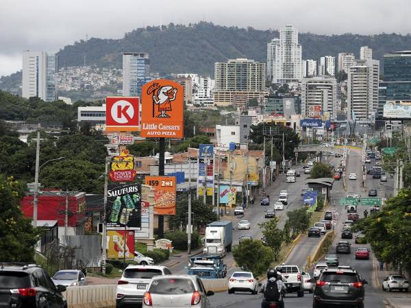 <i>Fotografía de una avenida este miércoles, en Tegucigalpa (Honduras). El próximo presidente de Honduras, que será elegido el domingo, recibirá una economía de crecimiento moderado, con una inflación cercana al 5 %, fuerte dependencia de remesas e inversión extranjera y una deuda pública que supera los 18.000 millones de dólares, en un país con alta pobreza y escaso empleo formal. EFE/ Gustavo Amador</i>
