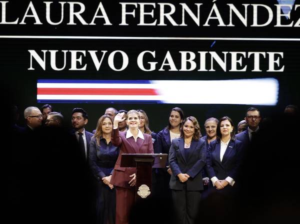 La presidenta electa, Laura Fernández, saluda durante la presentación del nuevo gabinete este martes, en San José (Costa Rica). El presidente de Costa Rica, Rodrigo Chaves, será el ministro de la Presidencia y de Hacienda del Gobierno entrante, anunció Fernández, quien comenzará su gestión el próximo viernes. EFE/ Jeffrey Arguedas