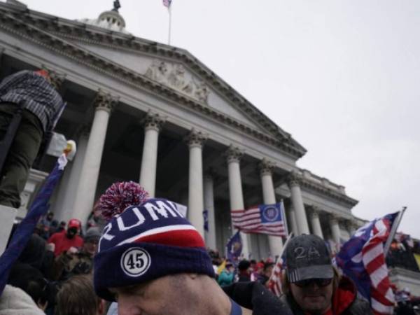 Los partidarios del presidente de los Estados Unidos, Donald Trump, se reúnen frente al Capitolio de los Estados Unidos el 6 de enero de 2021 en Washington, DC. - Los manifestantes violaron la seguridad y entraron al Capitolio mientras el Congreso debatía la Certificación de Voto Electoral para las elecciones presidenciales de 2020. (Foto de ALEX EDELMAN / AFP)