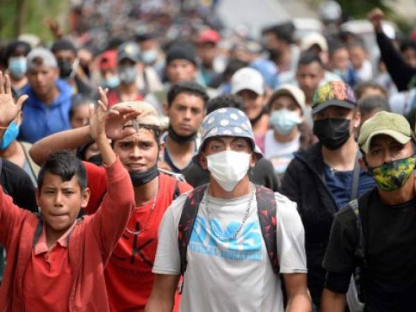 Miles de migrantes que viajan a pie desde Honduras rumbo a Estados Unidos se desplazan el sábado por Guatemala, en camino a México, el próximo escollo a sortear en busca de mejores condiciones de vida, que anhelan recibir del futuro gobierno de Joe Biden. (Photo by Johan ORDONEZ / AFP)