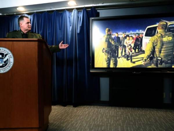 Brian Hastings, jefe de operaciones de la Patrulla Fronteriza de EE. UU., Informa a los medios sobre las estadísticas de migración de 2019, el 5 de marzo de 2019 en Washington, DC. McAleenan también discutió nuevos procedimientos médicos y planes para un nuevo centro de procesamiento central en El Paso. FOTO Mark Wilson/Getty Images/AFP