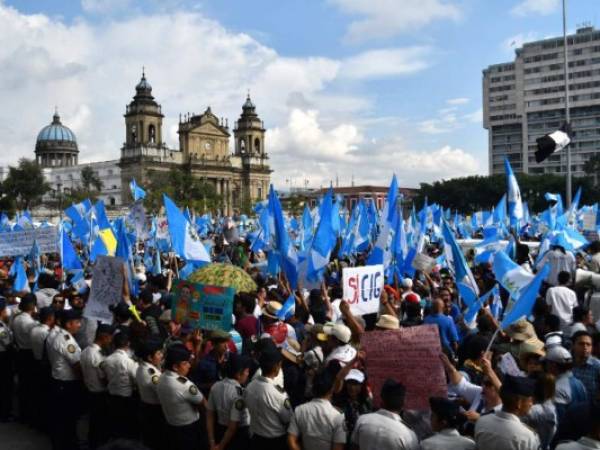 Más de 125.000 personas se reunieron en la Plaza de la Constitución de la capital guatemalteca en una intensa jornada de protestas pacíficas contra la corrupción. Los inndignados se manifestaron en todo el país. / AFP PHOTO / JOHAN ORDONEZ