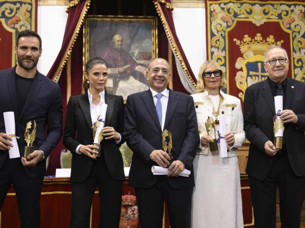<i>El empresario Camilo Atala (centro de la foto) junto a los otros galardonados por ASICOM. De izquierda a derecha: el piragüista español Saúl Craviotto, la actriz colombiana Juana Acosta, la productora musical sueca Marie Ledin y el investigador argentino Carlos Alberto Scolari. (Foto: Eloy Alonso, EFE)</i>