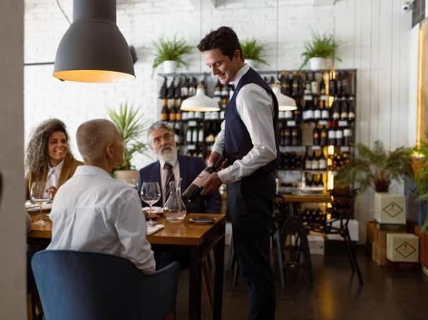 Se espera que el debilitamiento de la confianza de los consumidores reduzca aún más el gasto discrecional a lo largo de 2025, ya que las presiones inflacionarias persistentes sobre la renta disponible y los aranceles exacerban la inflación de los alimentos. Foto de NoSystem images / Getty Images