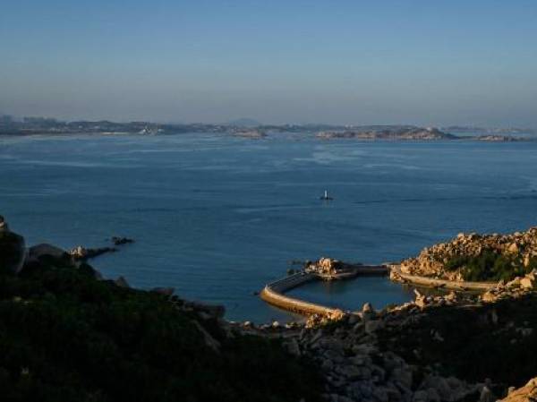 Vista general del mar desde la isla de Pingtan, uno de los puntos más cercanos de China continental a Taiwán, en la provincia de Fujian el 4 de agosto de 2022. - Los ejercicios militares más grandes de China en torno a Taiwán comenzaron el 4 de agosto, en una demostración de fuerza a horcajadas rutas marítimas internacionales vitales después de una visita a la isla de la presidenta de la Cámara de Representantes de los Estados Unidos, Nancy Pelosi. (Foto por Héctor RETAMAL / AFP)