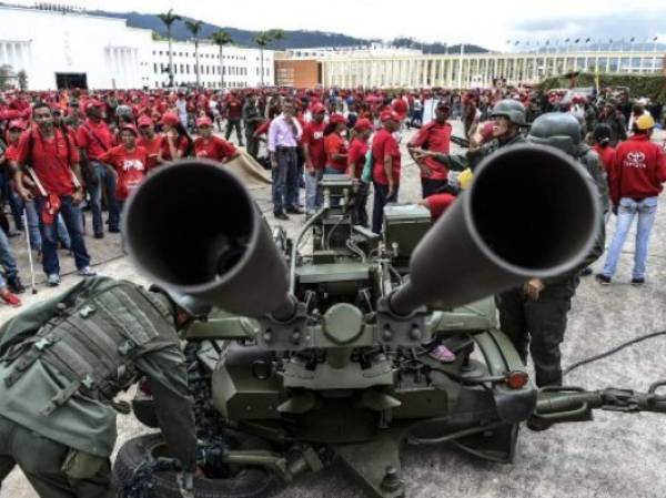 En el despliegue participan unos 200.000 efectivos de la Fuerza Armada Nacional Bolivariana (FANB), junto con 700.000 milicianos, reservistas y civiles.